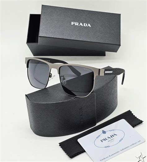 Солнцезащитные очки Prada .